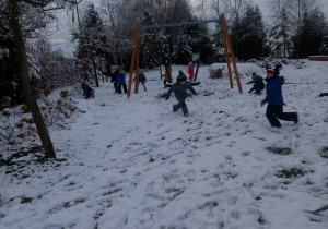 przedszkolaki szaleją na śniegu